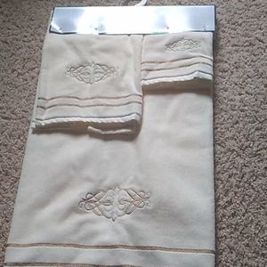 Brand new Ivory towel set